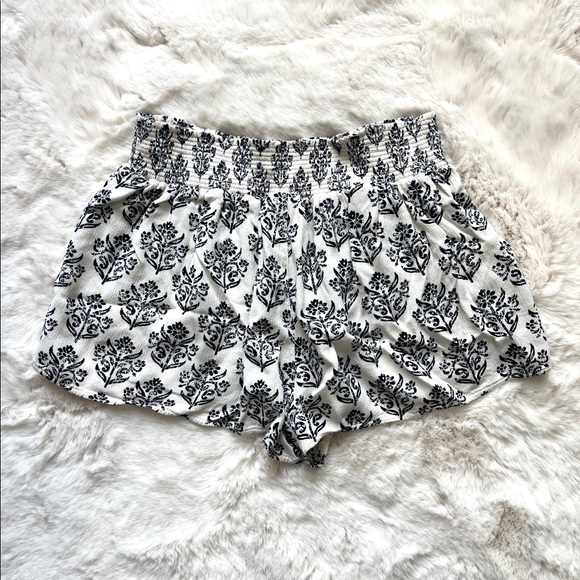 Mossimo Shorts Large - Picture 2 of 2